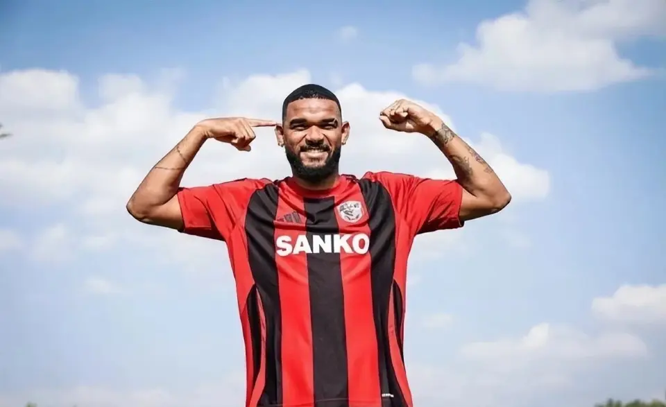 中国足球水, 他抱怨薪水